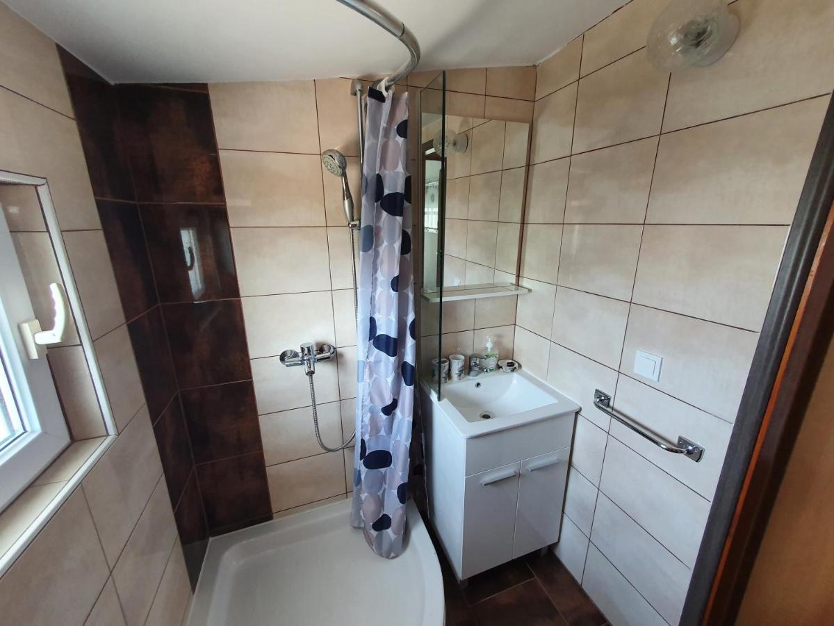 Deak Apartment Vir