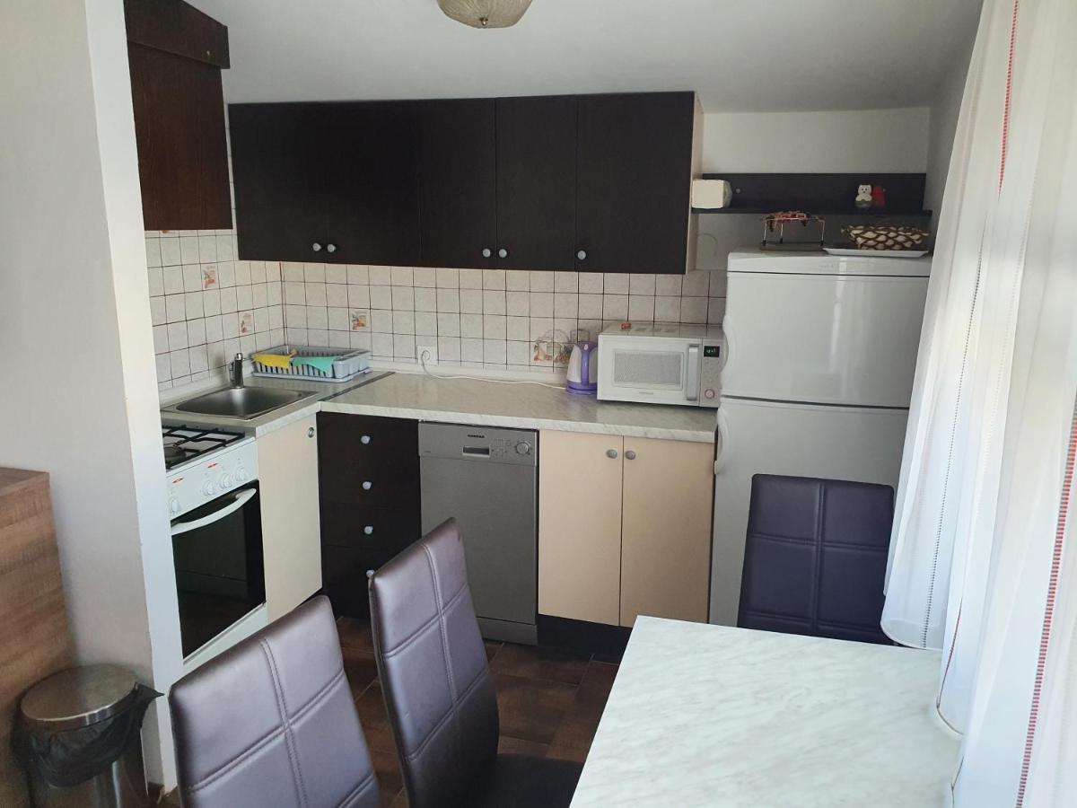 Apartment Deak *