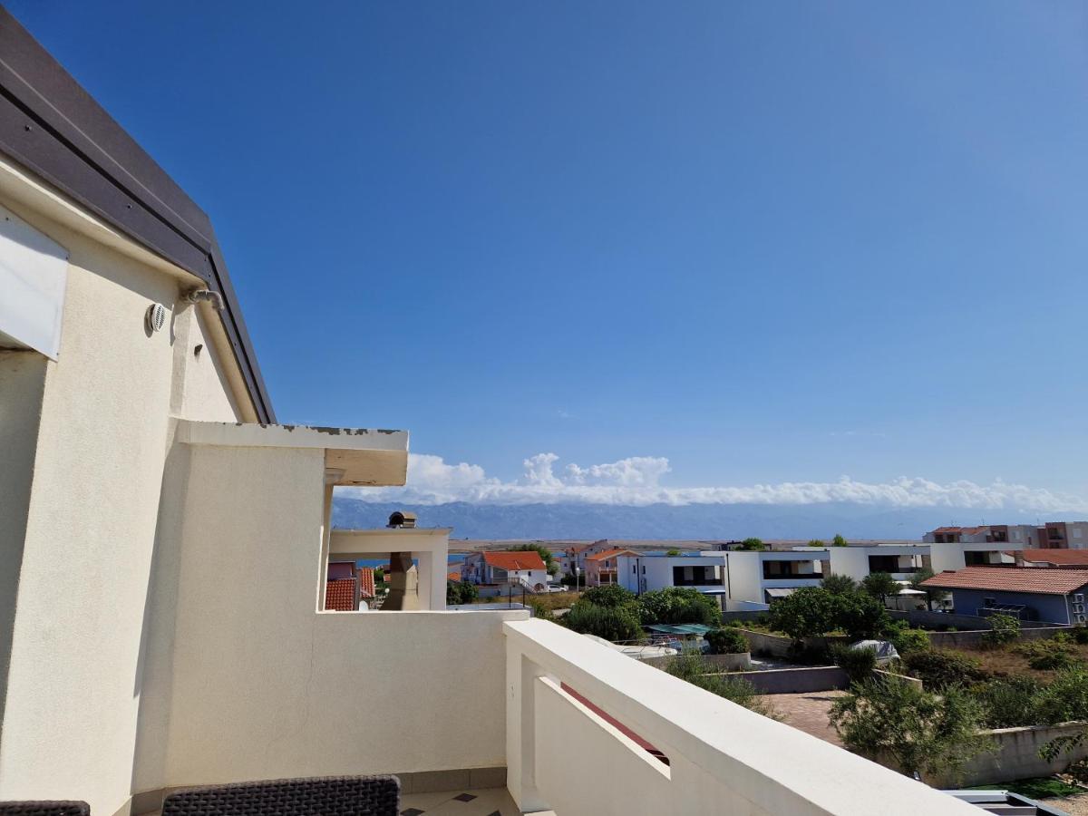 Deak Apartment Vir
