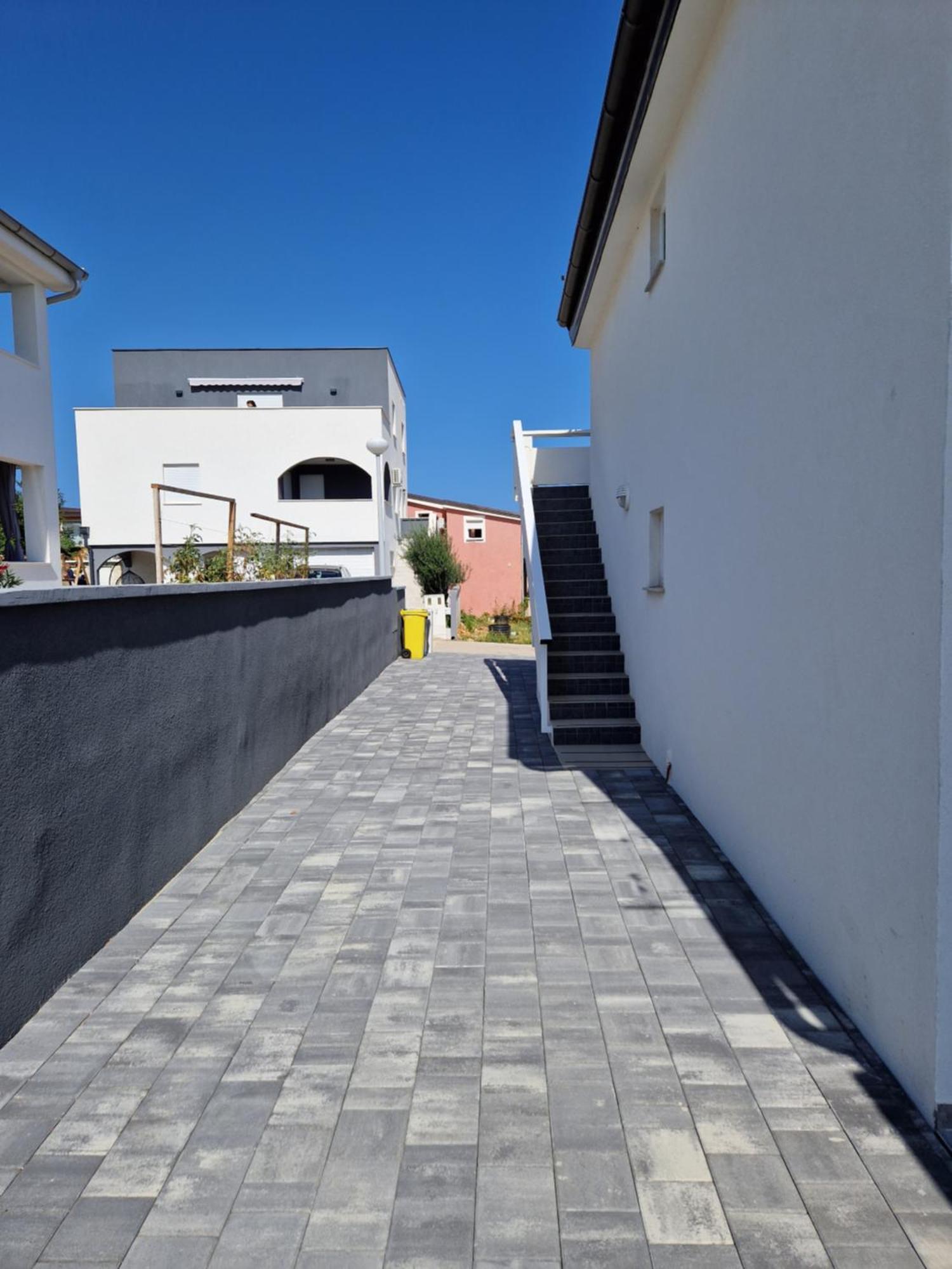 Deak Apartment Vir