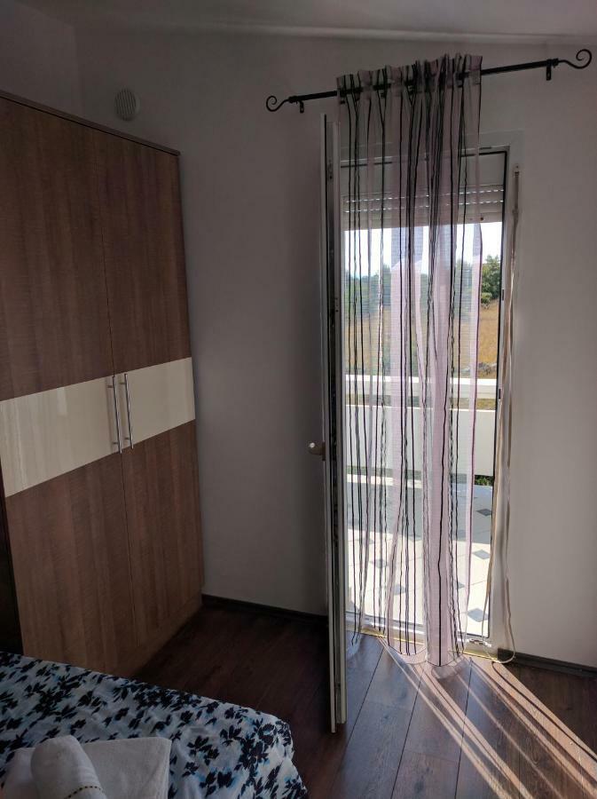 Apartment Deak *